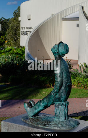 Eine Statue außerhalb Sir Thomas Brisbane Planetarium schaut zum Himmel Stockfoto