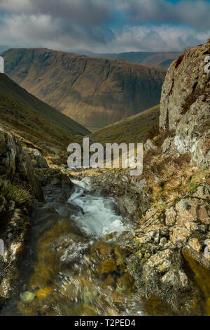 Heben Beck und Wasserfall, mit Blick auf Stahl fiel, Cumbria, England Stockfoto