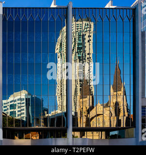 St Stepehens Kathedrale und die umliegenden Gebäude sind hier zu sehen in einem Brisbane CDB Gebäude wider Stockfoto