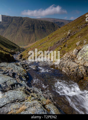 Heben Beck und Wasserfall, mit Blick auf Stahl fiel, Cumbria, England Stockfoto