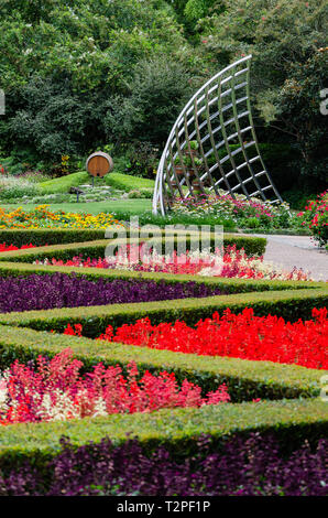 Ein Metall Skulptur in der grünen Umgebung des Botanischen Gärten von Brisbane Stockfoto