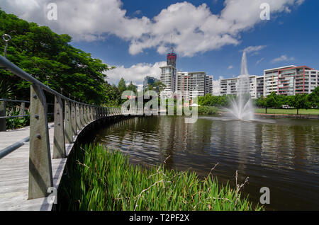 Ein Holzsteg über die Botanischen Gärten von Brisbane mit Brisbane City Centre im Hintergrund Stockfoto