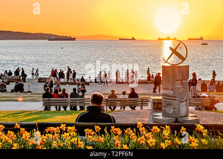 Personen, sonniger Frühlingstag am Strand, English Bay, Vancouver, British Columbia, Kanada Stockfoto