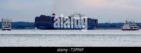 Große, Import, Dienstleistungen, Versand, Agent, Hafen, Hafen, Master, Start, Escort, Pilot, Behälter, Schiff, Southampton, Terminal, den Solent, China, Europa, Import, Handel, Stockfoto