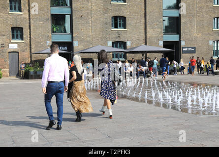 Caravan Kings Cross auf Granary Square, über die Brunnen in der Frühlingssonne, im Norden von London, Großbritannien Stockfoto