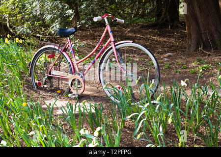 Ein altes Fahrrad steht als Gartenschmuck im Bear Creek Park, Surrey, British Columbia, Kanada Stockfoto