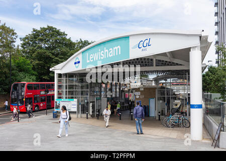 Eingang Lewisham DLR-Station, Station Road, Lewisham, London Borough von Lewisham, Greater London, England, Vereinigtes Königreich Stockfoto