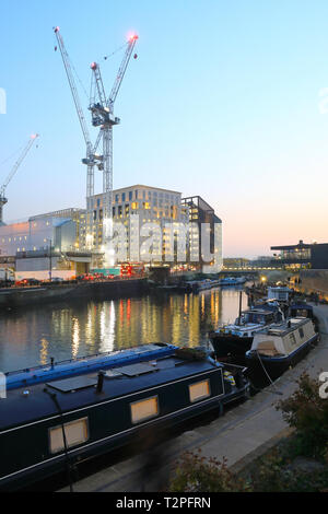 Anzeigen von Kranen für den Bau der neuen Google HQ über die Regents Canal im Kings Cross, in der Dämmerung, in Wetter im Frühling, in London, Großbritannien Stockfoto