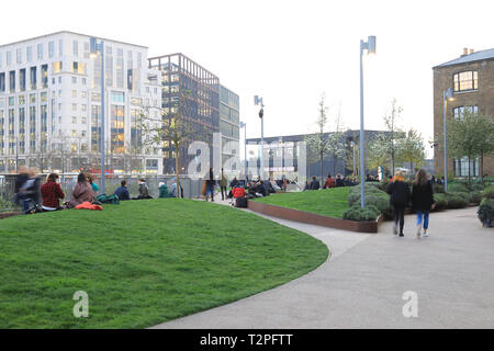 Wharf Road Gärten in der Abenddämmerung im Frühjahr, die Kornkammer Quadrat in Kings Cross, London, UK Stockfoto