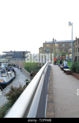 Wharf Road Gärten in der Abenddämmerung im Frühjahr, die Kornkammer Quadrat in Kings Cross, London, UK Stockfoto