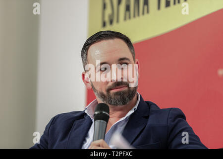 Antiago präsentiert das Buch Abascal. España vertebrada", eine Abschrift eines langen Dreitägigen Gespräch mit dem Vox-Führer. Santiago Abascal beobachtet, als er während der Veranstaltung. Fernando Sánchez Drago hosts Santiago Abascal, der Präsident der politischen Partei VOX unterhalten auf der antiago Abascal. España vertebrada" im Hotel Intercontinental in Madrid. Stockfoto