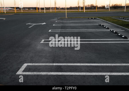 Leere Parkplätze während der Goldenen Stunde Sonnenuntergang an einem beliebten typischen Einkaufszentrum am Abend Stockfoto