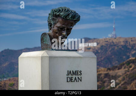 An der Griffith Observatory diese Büste von filmstar James Dean ist hier mit Blick auf das Zeichen von Hollywood in Los Angeles Stockfoto