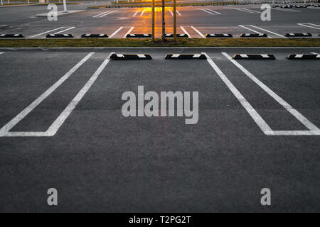 Leere Parkplätze während der Goldenen Stunde Sonnenuntergang an einem beliebten typischen Einkaufszentrum am Abend Stockfoto