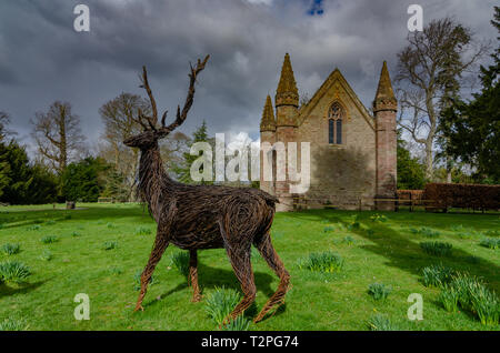 Ein wicker Modell der ein Reh auf der Moot Hill steht vor der Kapelle im Palast von Scone, Perthshire, Schottland Stockfoto