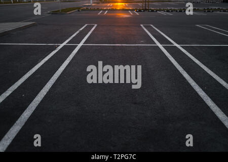 Leere Parkplätze während der Goldenen Stunde Sonnenuntergang an einem beliebten typischen Einkaufszentrum am Abend Stockfoto