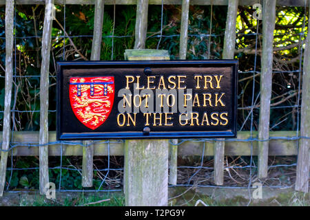 Parken Schild Bitte versuchen Sie nicht zu Parken auf dem Gras schwarz mit gold Schriftzug und das Wappen des Herzogtums Lancaster in Goathland North Yorkshire Stockfoto