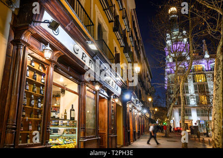 Ein "cerveceria und Tapas Bar auf der Plaza de Santa Ana mit der Reina Victoria Hotel im Hintergrund, zentral, Madrid, Spanien Stockfoto