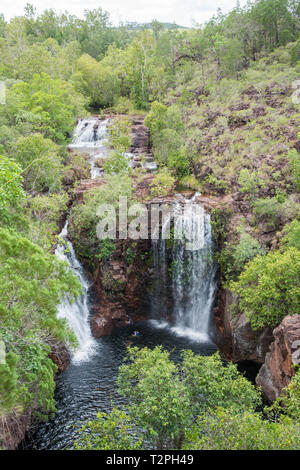 Litchfield, Northern Territory, Australia-December 24,2017: Touristen schwimmen in Florence Falls im Litchfield Nationalpark in NT, Australien Stockfoto