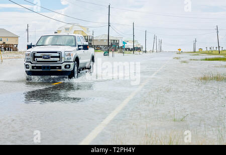 Ein Fahrzeug fährt durch Hochwasser am westlichen Ende von Dauphin Island, Sept. 4, 2018, in Dauphin Island, Alabama. Stockfoto