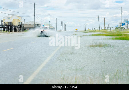 Ein Fahrzeug fährt durch Hochwasser am westlichen Ende von Dauphin Island, Sept. 4, 2018, in Dauphin Island, Alabama. Stockfoto