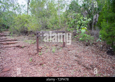 Wegweiser mit Wegbeschreibung zum Litchfield National Park im Northern Territory von Australien Stockfoto