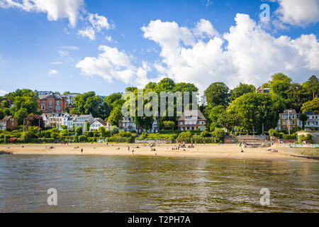 Hamburg, Deutschland - 25. Juni 2014: Sommer Blick auf den Strand (Ausrichtung Oevelgoenne) auf der Elbe im Hamburger Stadtteil Oevelgoenne Stadt. Beliebte pla Stockfoto