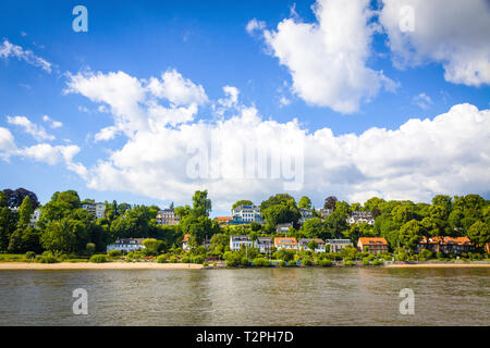 Hamburg, Deutschland - 25. Juni 2014: Sommer Blick auf den Strand (Ausrichtung Oevelgoenne) auf der Elbe im Hamburger Stadtteil Oevelgoenne Stadt. Beliebte pla Stockfoto