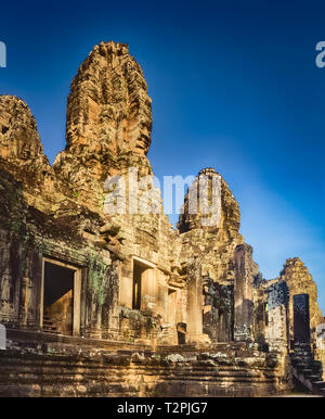 Bayon Tempel in Angkor Thom am Morgen Zeit. Siem Reap. Kambodscha. Panorama Stockfoto