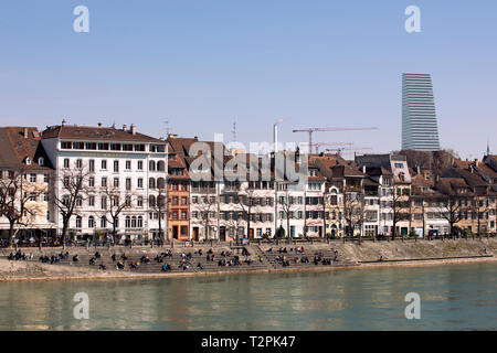 Blick auf die Stadt Basel, Gebäude am Ufer des Rheins. Sichtbare hochhaus Roche Tower. Basel, Schweiz. Stadtbild. Bau 1. Stockfoto