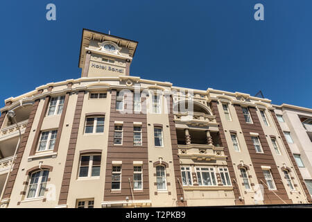 Sydney, Australien - 11. Februar 2019: Gelb und Braun Bondi Hotel Fassade und Uhrturm unter blauem Himmel in Bondi Beach. Stockfoto