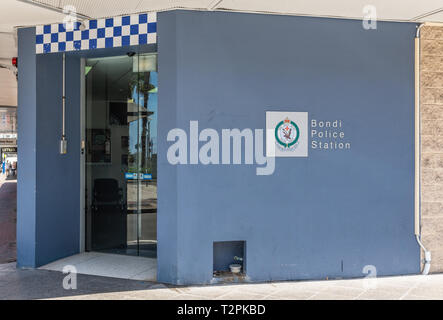 Sydney, Australien - 11. Februar 2019: Polizeistation von Bondi Beach mit hellen blauen Fassade, Emblem, und die vordere Klappe. Stockfoto