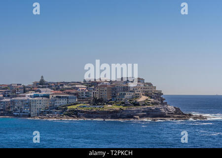 Sydney, Australien - 11. Februar 2019: Lands End mit Sam Fiszmann Park und Gebäuden unter blauem Himmel und blaue Meer Wasser umgeben. Stockfoto