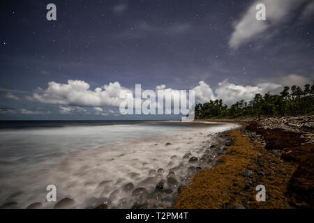 Küste bei Nacht, La Plaine, Dominica, Karibik Stockfoto