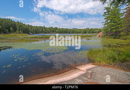 Ruhiges Wasser auf einer Wüste See in Killarney Provincial Park in Ontario Stockfoto