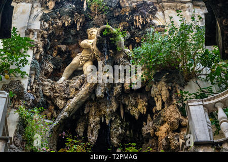 Springbrunnen von Palazzo Nicolosio Lomellino oder Palazzo Podesta in der Altstadt von Genua. Italien Stockfoto