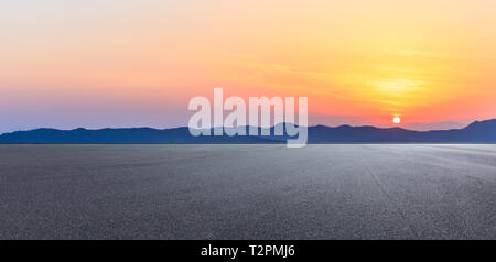 Leere Asphaltstraße Boden und schönen Berg Natur Landschaft bei Sonnenuntergang Stockfoto