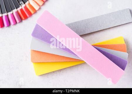 Bunte Nagelfeilen, Swatch Paletten. Satz von kosmetischen Werkzeuge und Zubehör für die Maniküre. Stockfoto