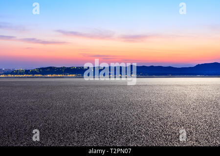 Asphalt und schönen Berg Natur Landschaft bei Sonnenuntergang Stockfoto