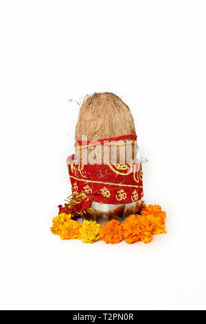 Portrait von kalash mit Kokos und chunni mit Blumenschmuck für navratri Pooja. Auf den weißen Hintergrund isoliert. Stockfoto