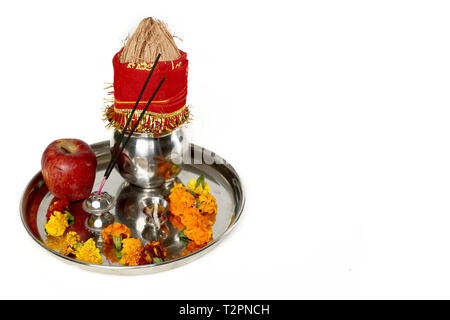 Portrait von kalash mit Kokos und pooja Thali mit Apple für navratri Festival. Auf den weißen Hintergrund isoliert. Stockfoto