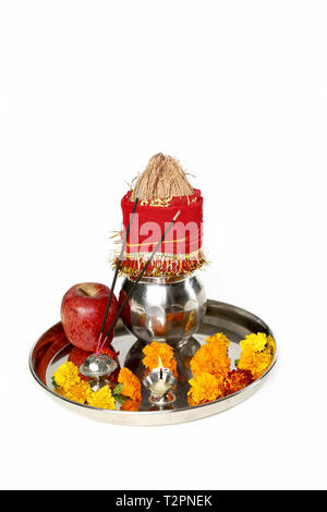 Porträt der Schönen navratri Pooja thali. Auf den weißen Hintergrund isoliert. Stockfoto