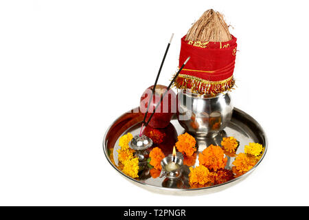 Portrait von navratri Pooja thali. Auf den weißen Hintergrund isoliert. Stockfoto