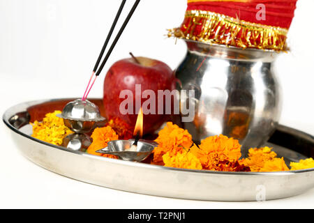 Portrait der schön dekorierten Pooja Thali für Fest Feier, um anzubeten. Auf den weißen Hintergrund isoliert. Stockfoto