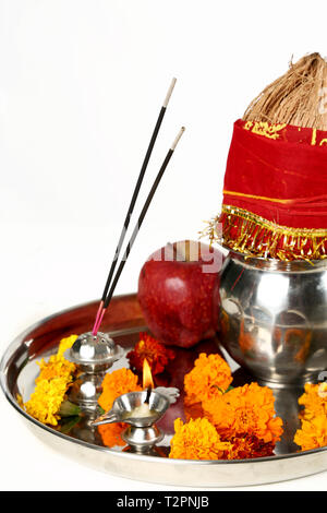 Foto der schön dekorierten Pooja Thali für Fest Feier, um anzubeten. Auf den weißen Hintergrund isoliert. Stockfoto