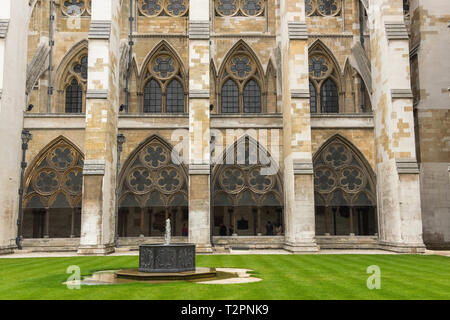 Klöster und Innenhof des Royal Westminster Abbey. London, Großbritannien Stockfoto