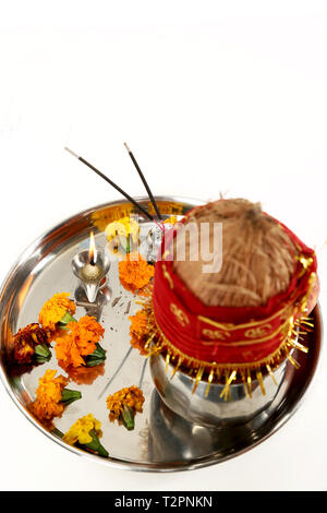 Portrait von Dekorierten Pooja Thali für Festivals. Auf den weißen Hintergrund isoliert. Stockfoto