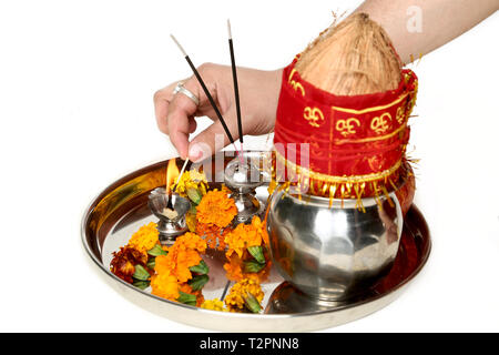 Bild von Hand brennt Diya in schöne Pooja thali. Auf den weißen Hintergrund isoliert. Stockfoto