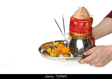 Portrait von Hand pooja Thali für navratri Festival. Auf den weißen Hintergrund isoliert. Stockfoto