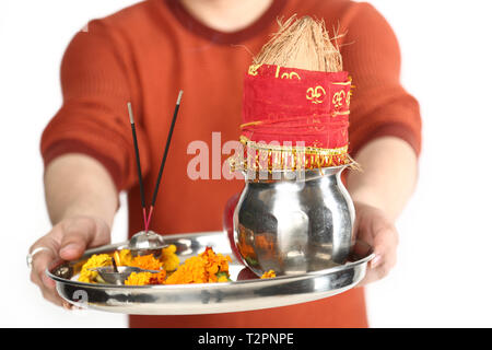 Porträt des Menschen Hand pooja Thali für navratri Festival. Auf den weißen Hintergrund isoliert. Stockfoto